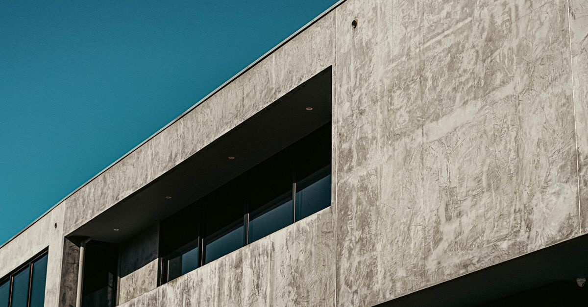 Beton architektoniczny w praktyce: 10 inspirujących zastosowań we wnętrzach i na elewacji