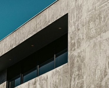 Beton architektoniczny w praktyce: 10 inspirujących zastosowań we wnętrzach i na elewacji