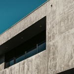 Beton architektoniczny w praktyce: 10 inspirujących zastosowań we wnętrzach i na elewacji