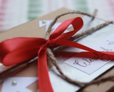 Od paczki do marki: jak wyróżnić się dzięki personalizowanym opakowaniom wysyłkowym