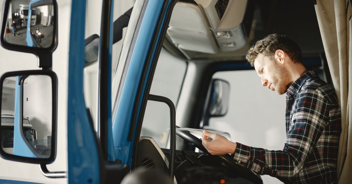 Jak okiełznać rachunki za przewozy? Praktyczny przewodnik po weryfikacji faktur transportowych