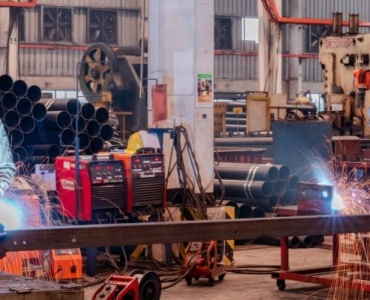 Dlaczego warto postawić na outsourcing produkcji? 10 kluczowych korzyści dla Twojej firmy