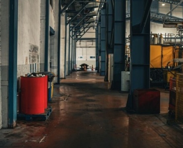 Porządek, który pracuje za Ciebie: sprawdzone sposoby na czysty i bezpieczny zakład