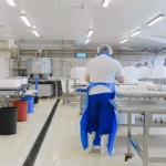 Jasno, bezpiecznie, wydajnie: jak dobrać oświetlenie dla stanowisk produkcyjnych?