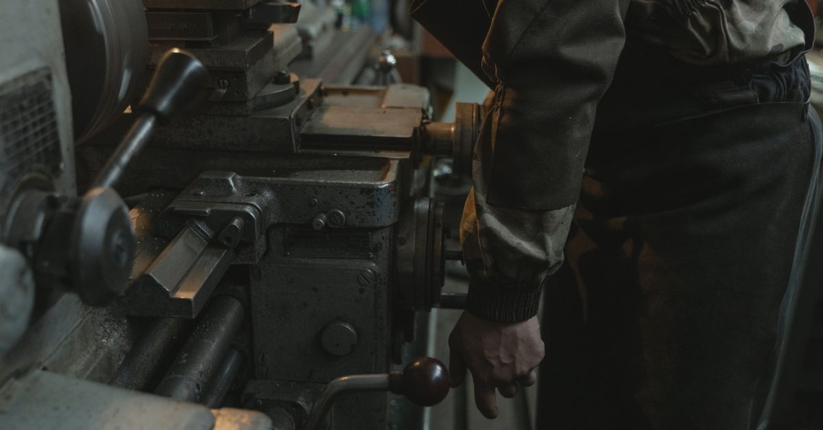 Ręcznie czy automatycznie? Jak wybrać najlepszy sposób produkcji dla Twojej marki