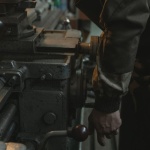 Ręcznie czy automatycznie? Jak wybrać najlepszy sposób produkcji dla Twojej marki