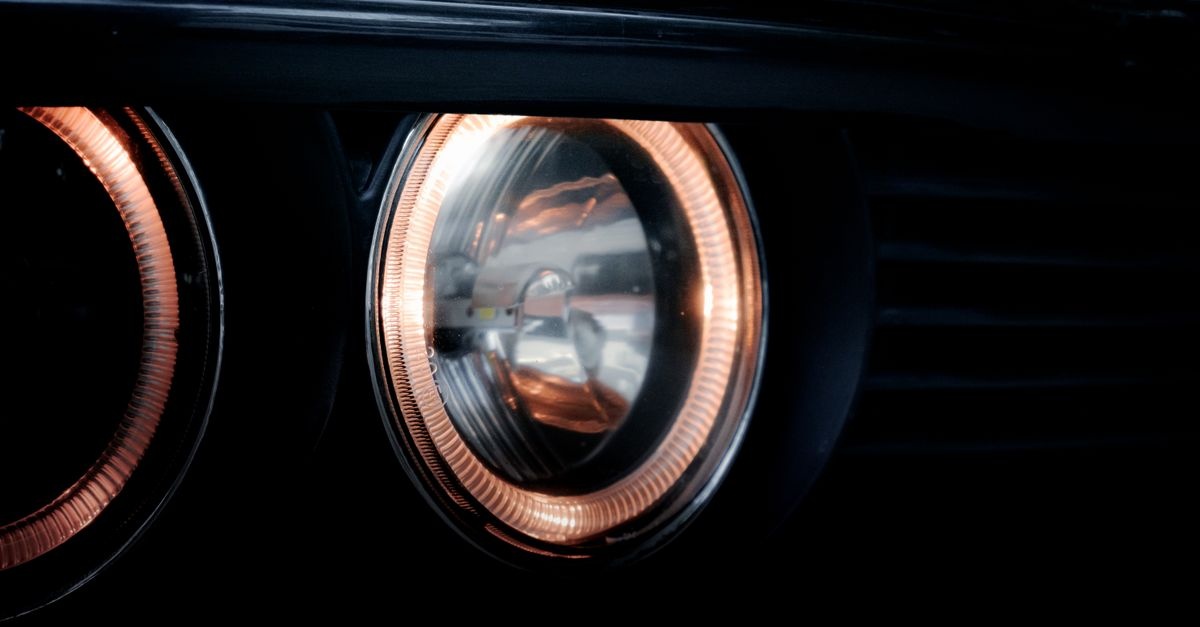 Gdy auto myśli za Ciebie: jak działają inteligentne światła i dlaczego warto im zaufać?